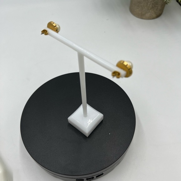 Marc Jacobs Small Strass Pearl in Cream & Antique Gold Studs - Picture 8 of 16